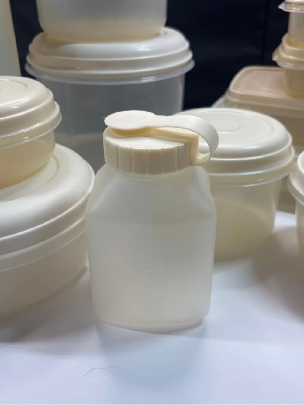 24 piece Vtg Rubbermaid storage containers almond lids